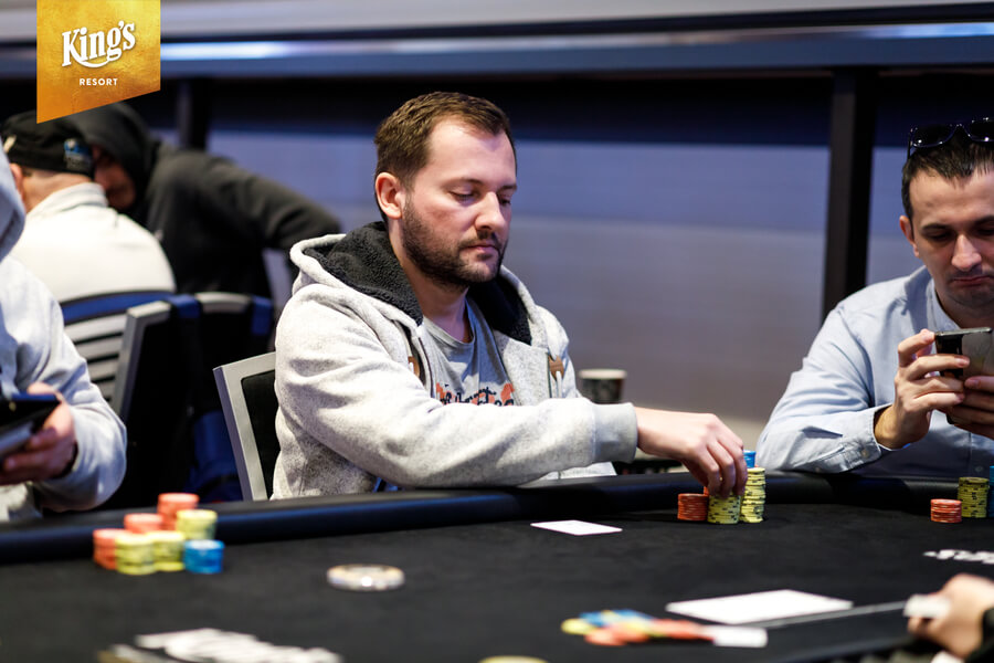 Michal Mrakeš postupuje do dne 2 v turnaji WSOPC Monsterstack