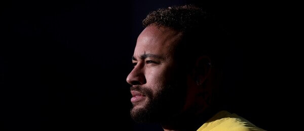 Brazilec Neymar si střihl další pokerový turnaj, tentokrát na EPT v Paříži