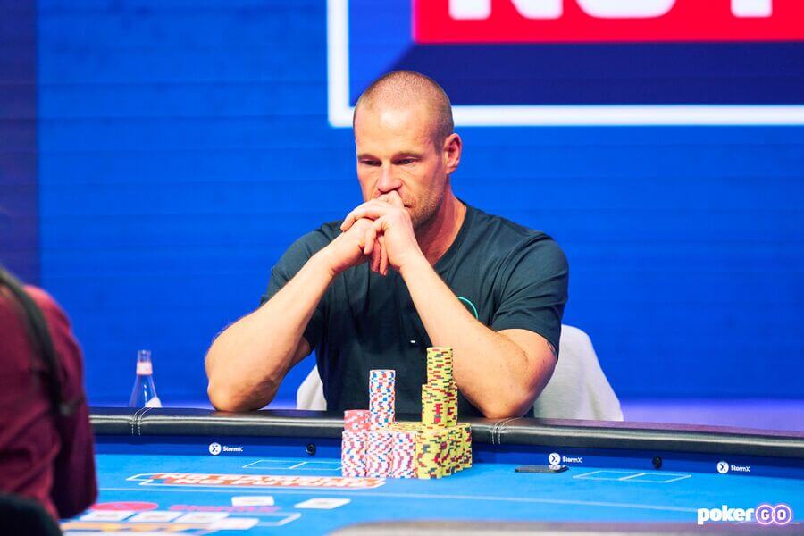 Patrik Antonius v Cash of the Titans na PokerGo.com