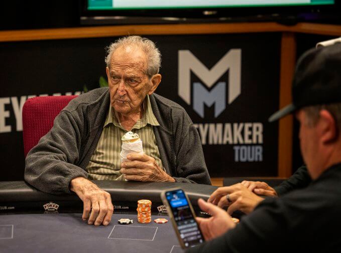 Eugene Calden si ve 100 letech užívá poker se zmrzlinou v ruce