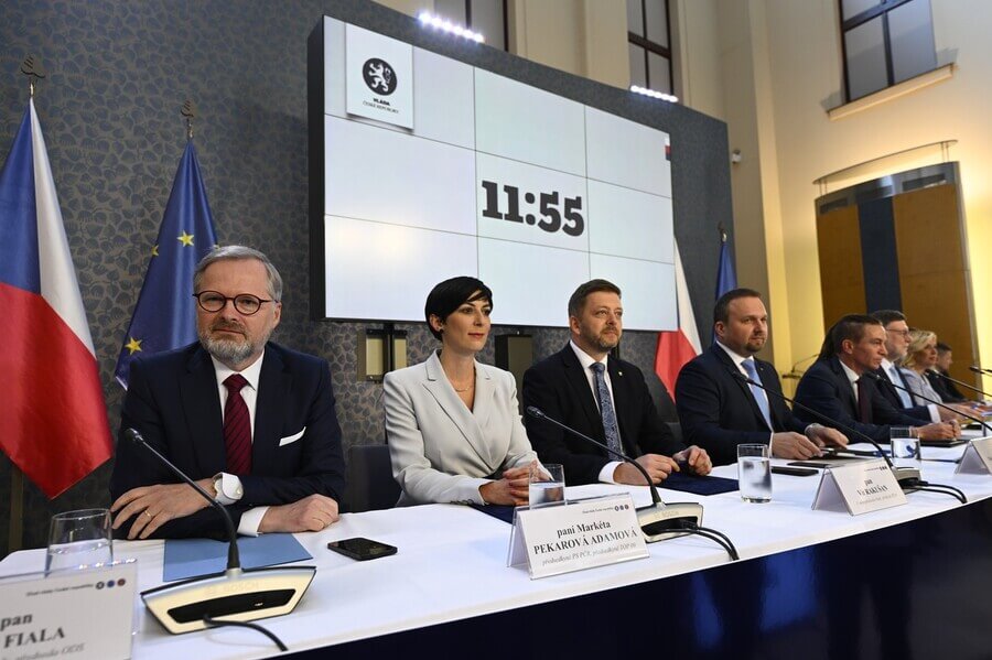 Vláda ČR při představování Ozdravného balíčku