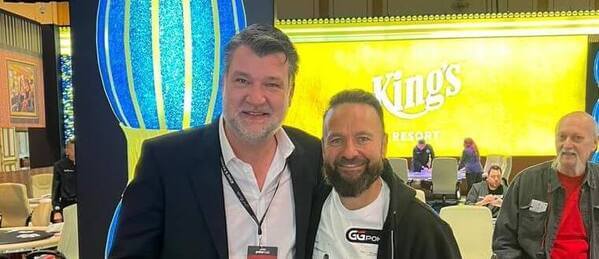 Negreanu s šéfem týmu, který se podílel na realizaci King's Lounge v Las Vegas