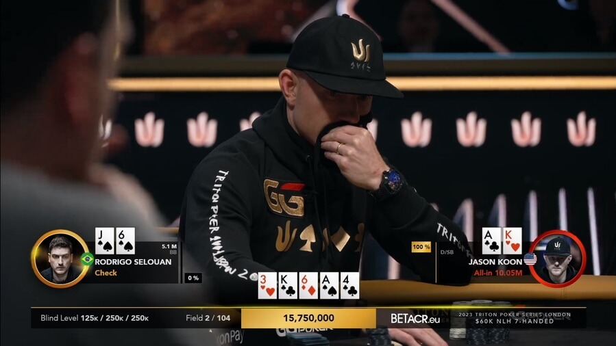 Jason Koon čeká na soupeřovo dorovnání v poslední handě Triton turnaje $60.000 NLH 7-Handed