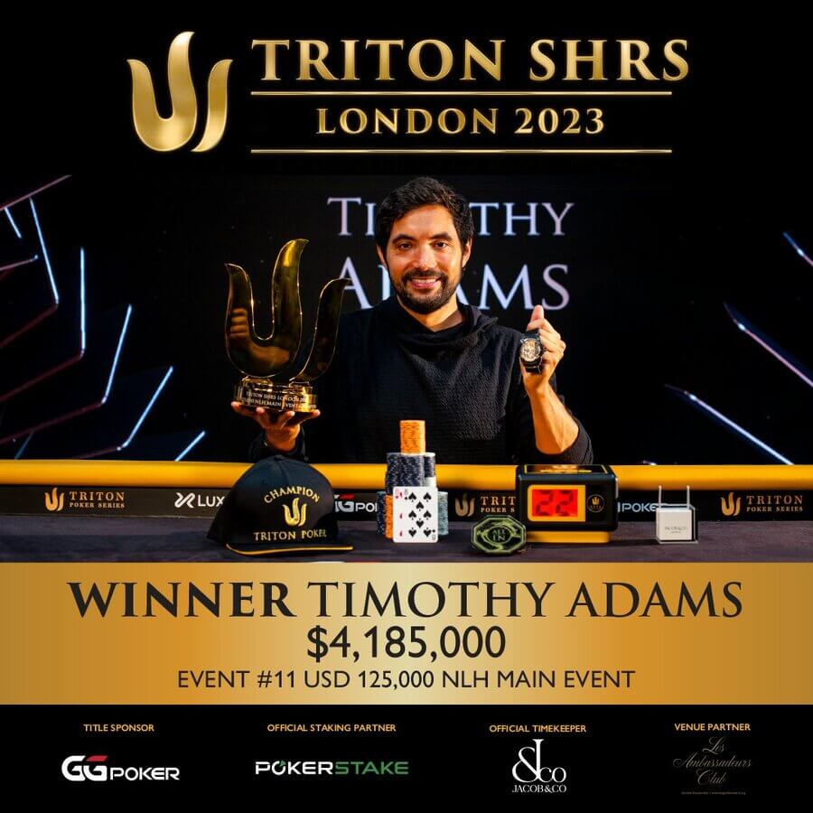 Timothy Adams se raduje z Main Event tritonové trofeje a $4,2M