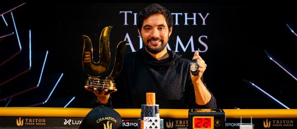 Timothy Adams se raduje z Main Event tritonové trofeje a $4,2M