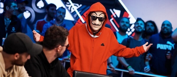 Brazilec Joao Sydenstricker se během EPT Main Event Day 6 předvedl v masce malíře Dalího