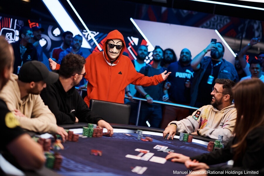 Brazilec Joao Sydenstricker se během EPT Main Event Day 6 předvedl v masce malíře Dalího