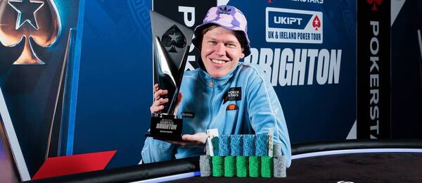 Britský streamer Spraggy se na UKIPT Brighton raduje z vítězství v Main Eventu