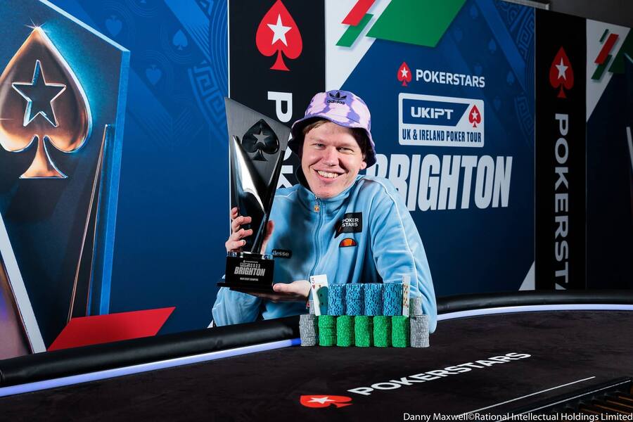 Britský streamer Spraggy se na UKIPT Brighton raduje z vítězství v Main Eventu