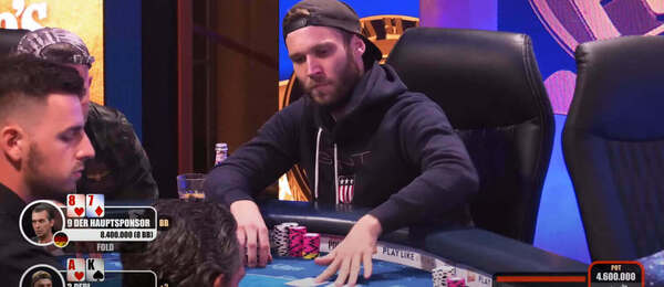 Hráč PEPI na finálovém stole Mini Main Eventu WSOPC