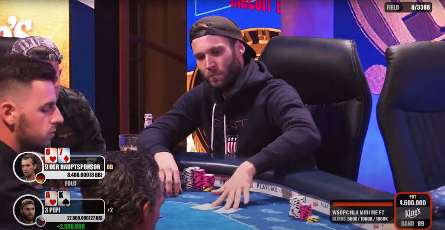 Hráč PEPI na finálovém stole Mini Main Eventu WSOPC