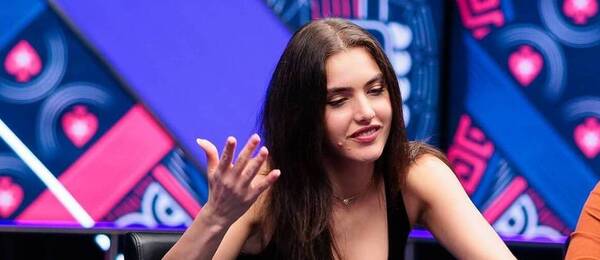 Šachistka Alexandra Botez si vede skvěle za pokerovým stolem pořadu Mystery Cash Challenge