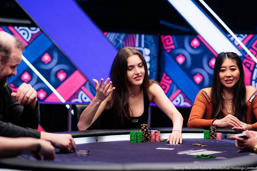 Šachistka Alexandra Botez si vede skvěle za pokerovým stolem pořadu Mystery Cash Challenge