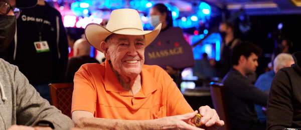 Doyle Brunson během Main Eventu WSOP 2021 na POkerGO.com