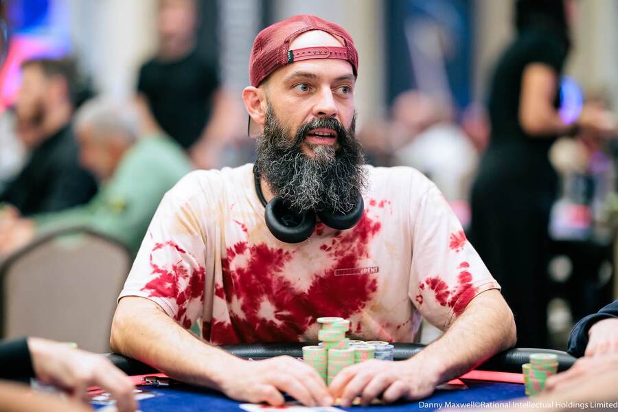 Jose Gonzalez Sanchez byl během EPT Main Eventu vysvobozen floormanem