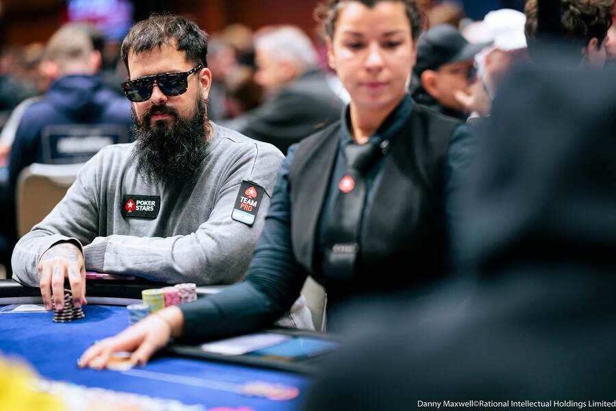 V elitní konkurenci EPT Prague 2023 Main Event Day 1B postoupilo 13 českých hráčů