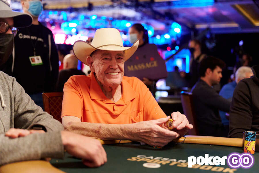 Doyle Brunson během Main Eventu WSOP 2021 na POkerGO.com