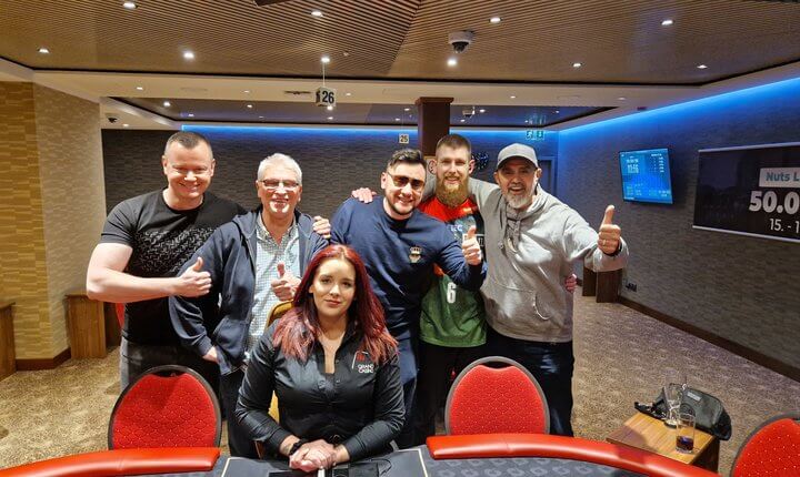 Deal v pěti hráčích na Nuts Livepoker Cup