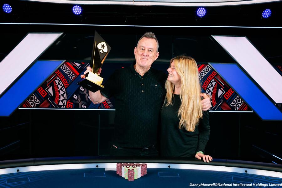 Barny Boatman zapózoval s vítěznou EPT Paris Main Event trofejí i se svou snoubenkou