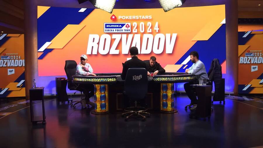 Robert Röhlich (uprostřed) u TV stolu ve finále rozvadovského Eureka Main Eventu