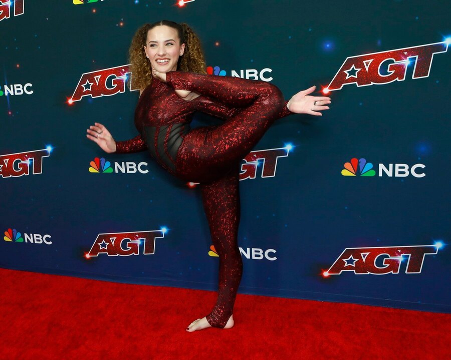 Americká hadí žena Sofie Dossi