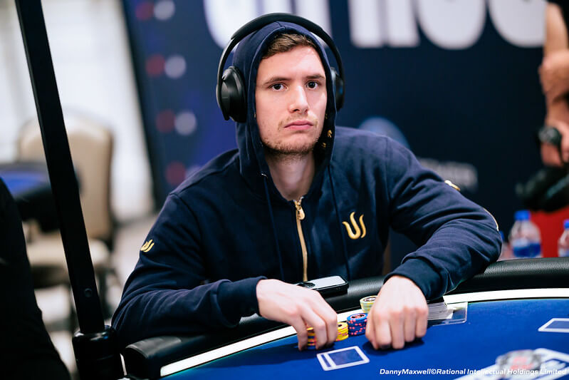 Roman Hrabec postoupil do druhého hracího dne Main Eventu EPT