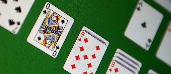 Legendární hra Solitaire je dostupná online a zdarma