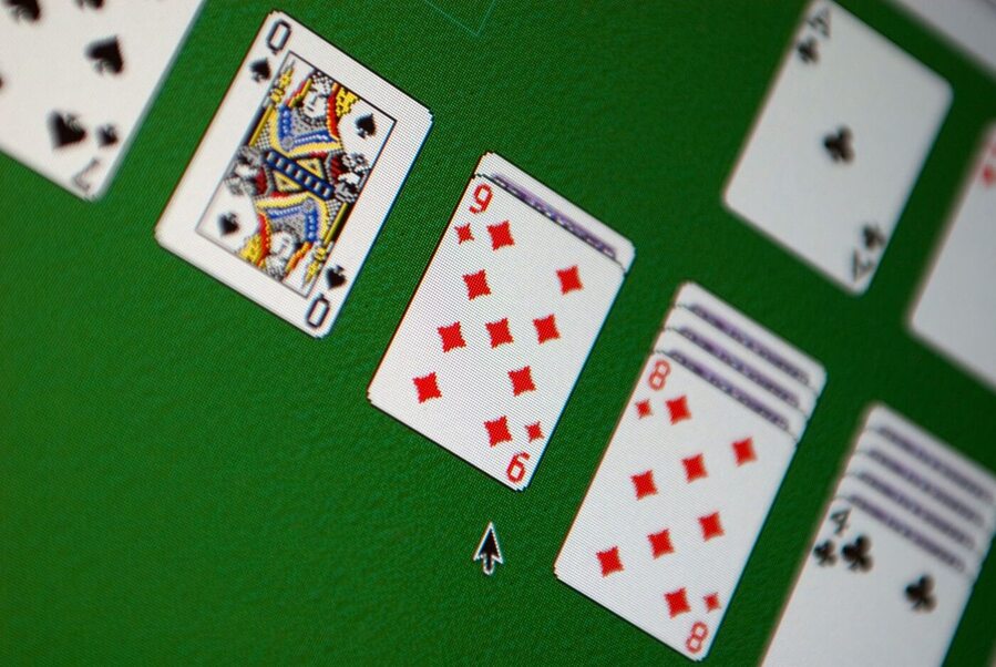 Legendární hra Solitaire je dostupná online a zdarma