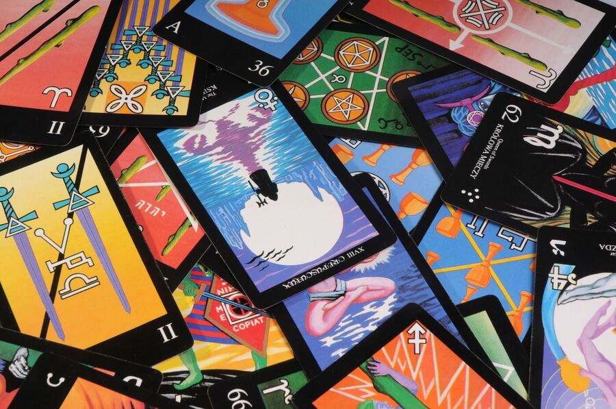 Tarot není jen o výkladu a věštění, je také karetní hrou