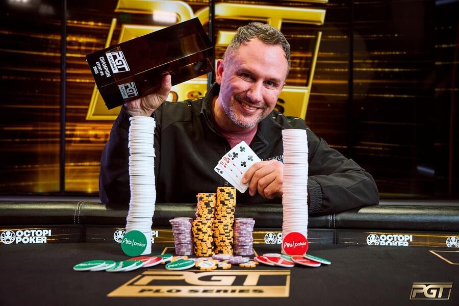 Christopher Costa na PLO series od PokerGO.com