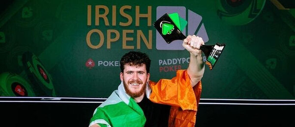 Simon Wilson s trofejí pro šampiona Irish Open Main Eventu
