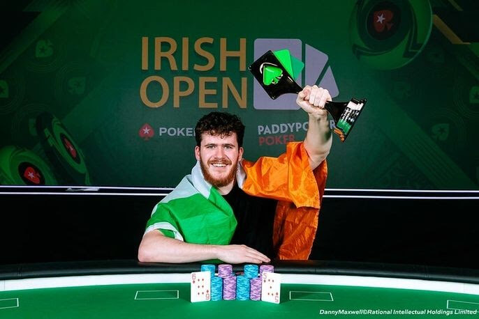 Simon Wilson s trofejí pro šampiona Irish Open Main Eventu