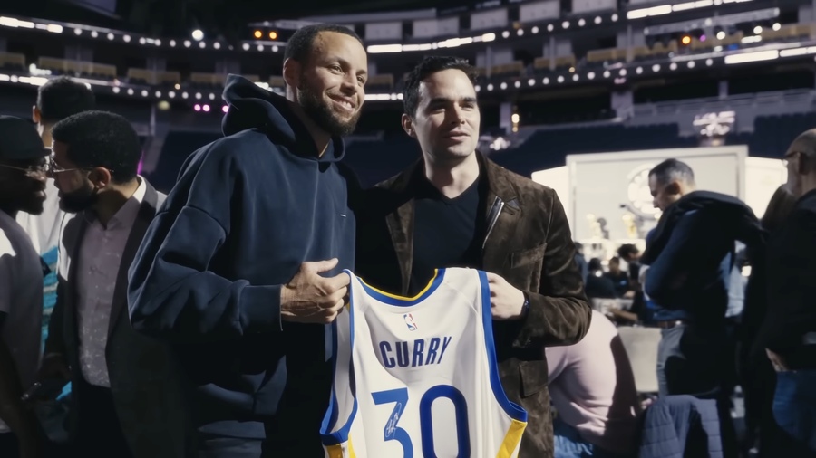 Stephen Curry (vlevo) a Alan Keating na hřišti Golden State Warriors