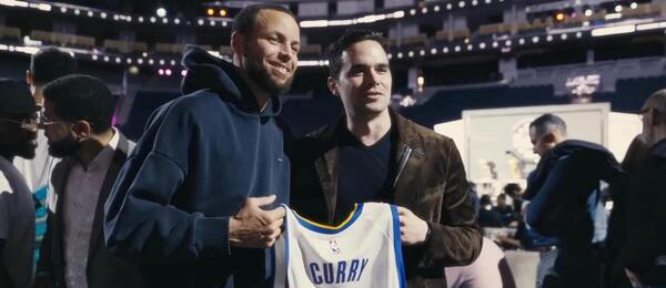 Stephen Curry (vlevo) a Alan Keating na hřišti Golden State Warriors