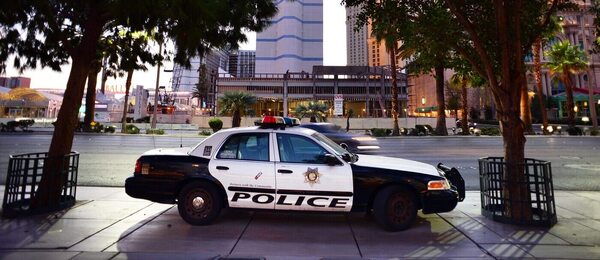 Policejní vůz před hotelem Bellagio v Las Vegas