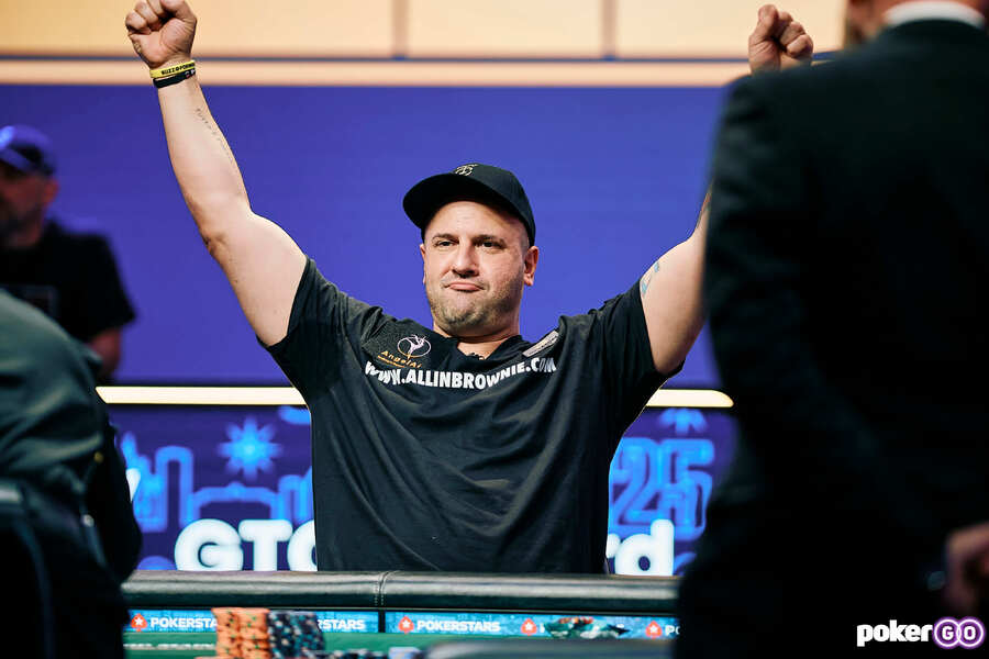 Michael Mizrachi během WSOP 2025 Main Eventu na PokerGO.com