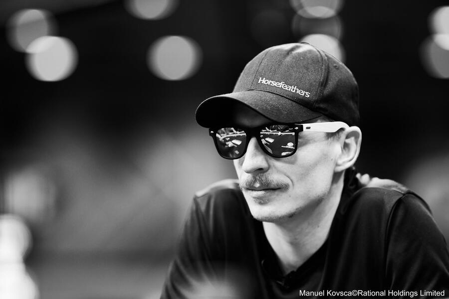 Jakub Štěrba pokračuje v Main Eventu PS Open na průběžném 10. místě
