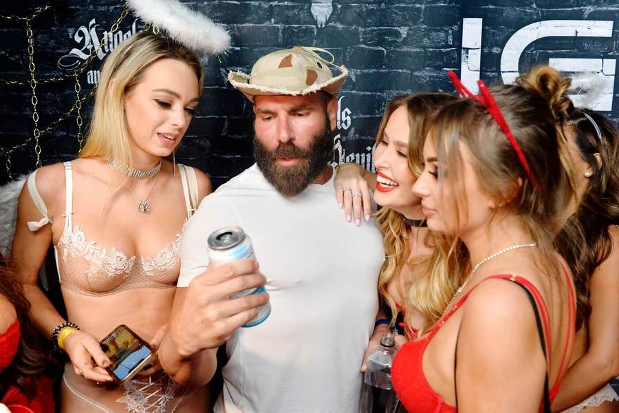 Dan Bilzerian se často obklopuje modelkami