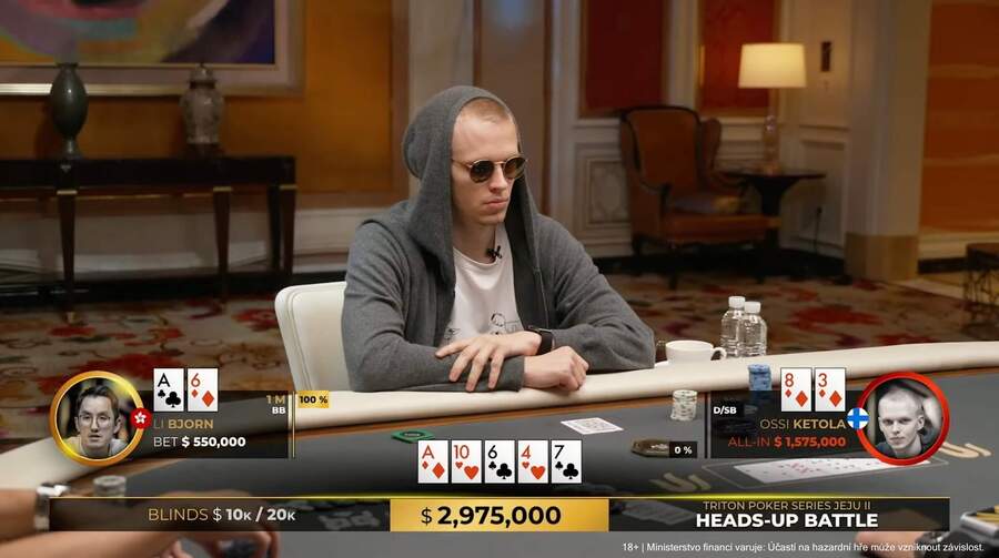 Ossi Ketola blafuje v první handě heads-up duelu na Tritonu v Jeju