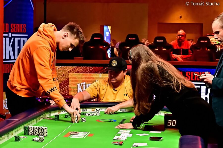 Zdeněk Žižka (vlevo) a Shaun Deeb ve finále GGMillion€ na WSOPE 2025