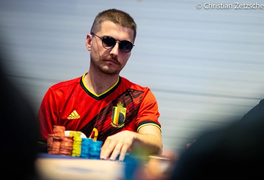 Michael Sklenička je lídrem WSOPE 2025 Main Eventu v King’s Rozvadov
