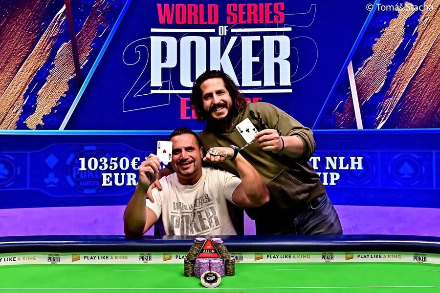 Daniel Pidun s bratrem Thomerem (vpravo) na vítězné fotografii WSOPE Main Eventu
