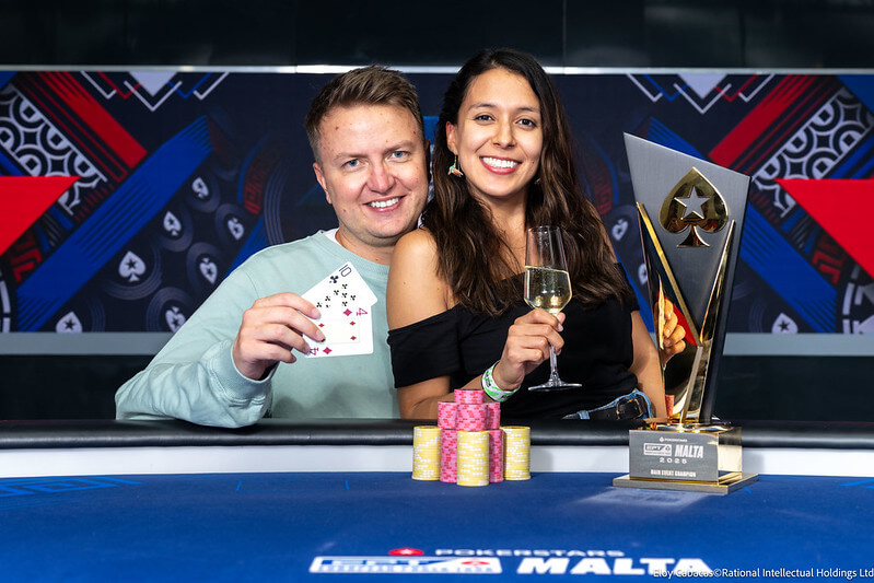 Tomasz Brzezinski s přítelkyní slaví titul šampiona v EPT Malta 2025 Main Eventu