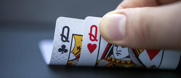 Jak hrát Q-Q na bublině v pokerovém turnaji radí kouč Jonathan Little