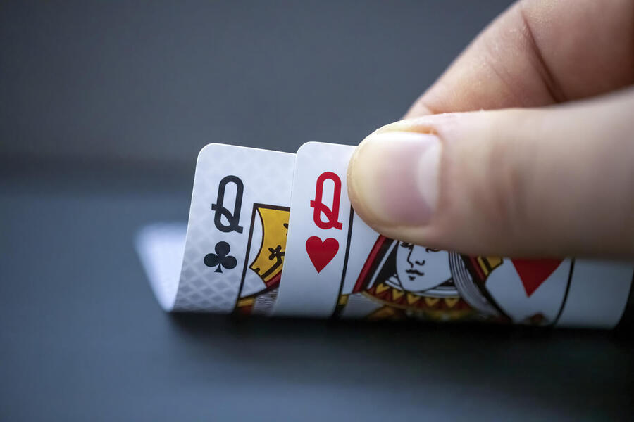 Jak hrát Q-Q na bublině v pokerovém turnaji radí kouč Jonathan Little