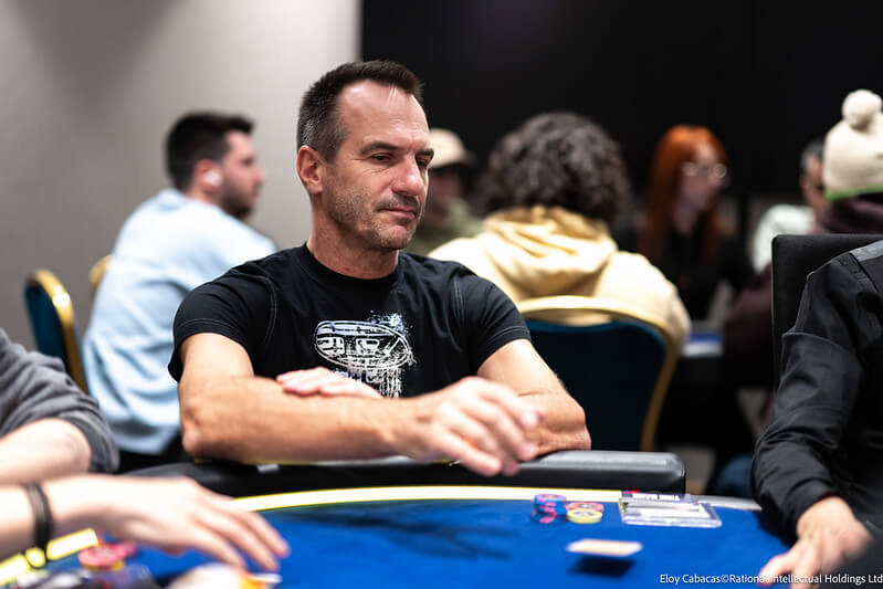 Pavel Binar zahájil slibně Mystery Bounty event na EPT Praha 2025