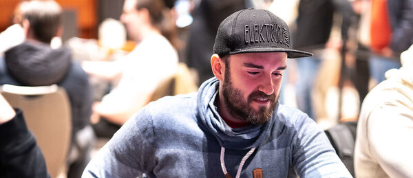 Vítězslav Čech je posledním domácím hráčem v EPT Praha 2025 Main Eventu