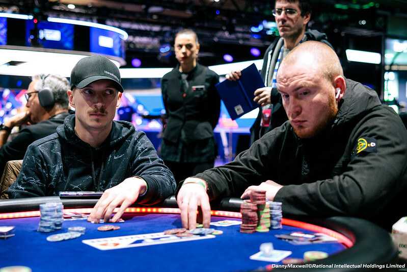 Jakub Štěrba (vlevo) v&nbsp;souboji s&nbsp;Ukrajincem Nazarem Buhaiovem na EPT Paris 2026