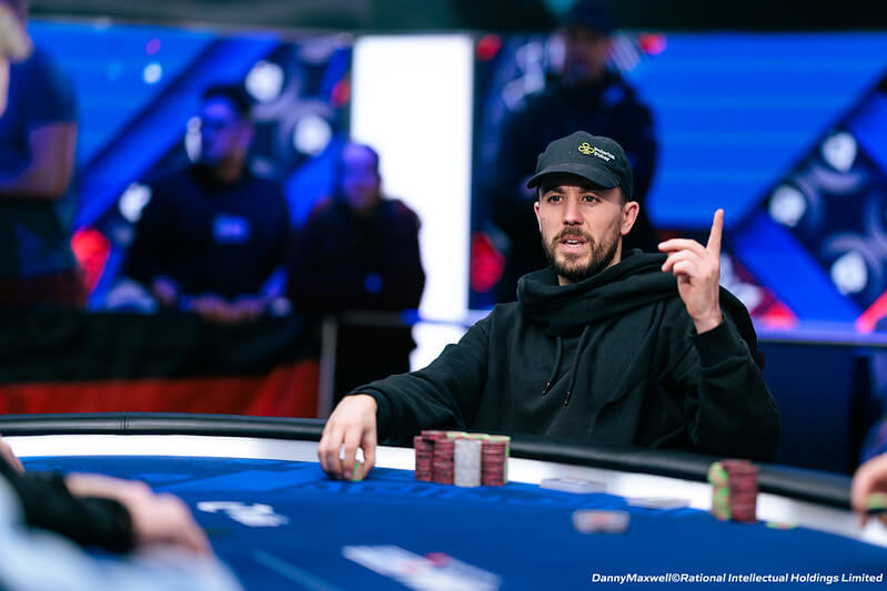 Jorge Abreu je obřím chipleaderem ve finále EPT Paris 2026 Main Eventu