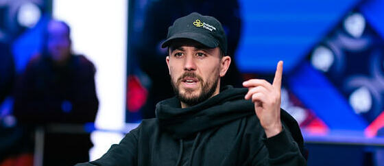 Jorge Abreu je obřím chipleaderem ve finále EPT Paris 2026 Main Eventu